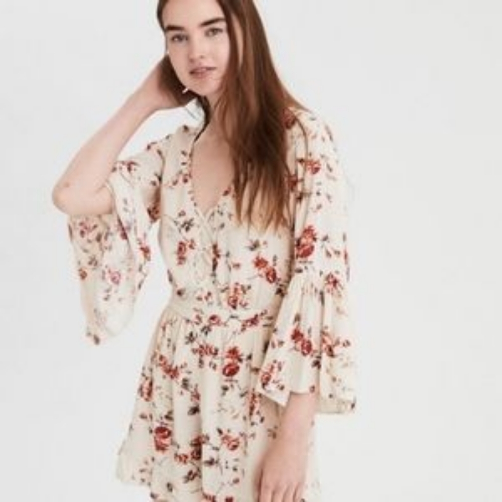 🌹American Eagle cream and red floral dress - size S 🌹